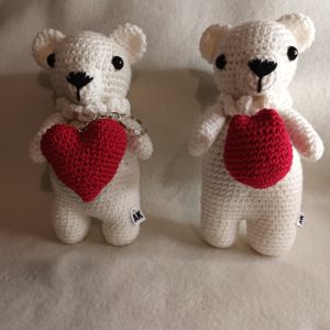 Handgemachte Bärchen mit Herz oder mit Blume als Schlüsselanhänger  ( Stück )  3968